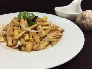 5、凉拌竹笋,将所有调料放入竹笋中，搅拌均匀，撒上适量香菜拌匀，美味的凉拌竹笋，腌制十到十五分钟味道更佳。