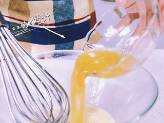5、甜橙牛奶蛋羹,打匀后加入白砂糖，和橙汁，混合均匀。