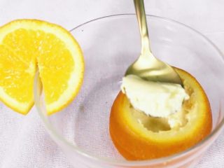 8、甜橙牛奶蛋羹,蛋羹嫩嫩的，与普通蛋羹不同的是，它带着浓浓的橙子香气，有微微甜味，不酸哦，来，吃一口，是不是任督二脉都打通了。。。