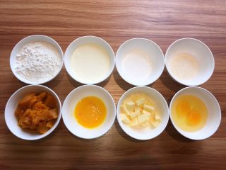 1、暖心南瓜派,室温软化的黄油,切块备用