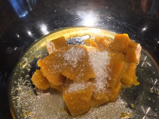 3、暖心南瓜派,南瓜蒸熟,加入白砂糖混合均匀,再加入2颗鸡蛋,混合均匀