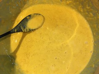 4、暖心南瓜派,南瓜糊内加入淡奶油,搅拌均匀备用