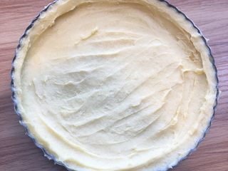 5、暖心南瓜派,取出派皮,按压进模具内