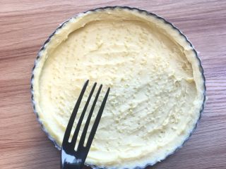 6、暖心南瓜派,用叉子叉小洞,防止派皮受热鼓起派馅流出~