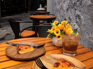 7、暖心南瓜派,烤箱预180度烤40分钟即可享受美味,还有多一点的南瓜酱我用杯子装好一起烤了????