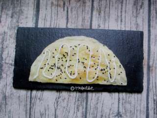 9、家庭版的法风烧饼,烤好的饼表面颜色金黄，中间层次分明即可。如果没有烤箱，那就用锅双面煎到金黄！挤上沙拉酱