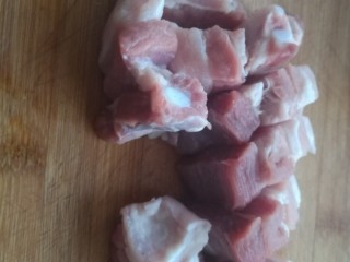 1、家庭版红烧肉,洗净，切块