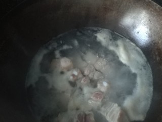 2、家庭版红烧肉,焯水