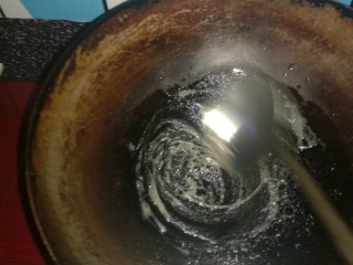 3、家庭版红烧肉,炒糖色，加开水，调出糖色水