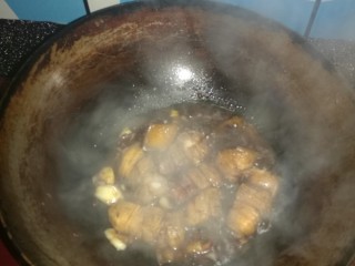 4、家庭版红烧肉,爆锅，炒肉，加红烧酱油，锅滚开后，加糖色水，漠过肉