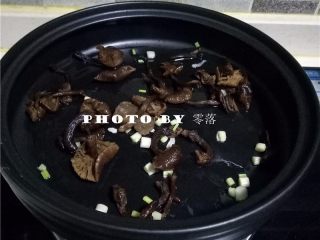 6、干锅粉条,再放入香菇翻炒；