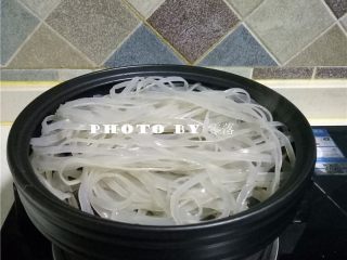 7、干锅粉条,放入粉条；