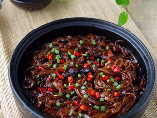 12、干锅粉条,撒入葱花、小米辣；【干锅粉条】做好了。