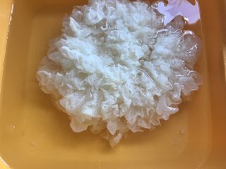 1、紫薯银耳汤,将银耳用温水泡一个小时左右，尽量将它发散