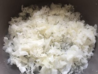 3、紫薯银耳汤,银耳泡好后，用剪刀将银耳叶剪碎，黄色的蒂不需要