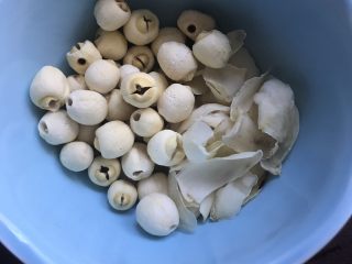 4、紫薯银耳汤,准备好莲子，百合（这一步依个人情况，可省略）