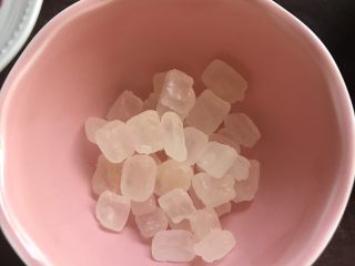 5、紫薯银耳汤,准备好冰糖