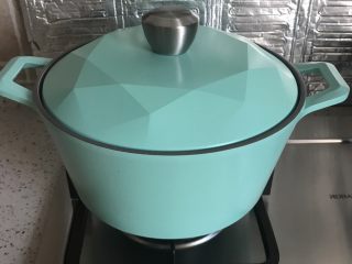 8、紫薯银耳汤,盖上盖，转小火慢炖，使其粘稠