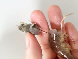 2、黄金玉米鲜虾球—虾肉的鲜美与玉米的清甜,鲜虾洗净，用牙签从虾壳二节处挑出泥线，一般我会比较偷懒，去虾头的时候不完全切断，这样整个泥线就可以被抽出来了。
