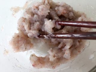 4、黄金玉米鲜虾球—虾肉的鲜美与玉米的清甜,加入少许盐（可不加，虾本身自带咸味）