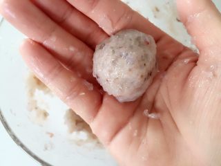 6、黄金玉米鲜虾球—虾肉的鲜美与玉米的清甜,圆滚滚的虾球做好啦，大小自己控制哈