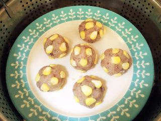 7、黄金玉米鲜虾球—虾肉的鲜美与玉米的清甜,凉水入锅，煮开后大约蒸8-10分钟，蒸好后关火焖一下打开就好啦。