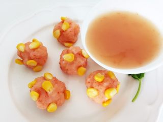 11、黄金玉米鲜虾球—虾肉的鲜美与玉米的清甜,趁热赶紧淋在虾球上，不仅可以提味还可以提色。