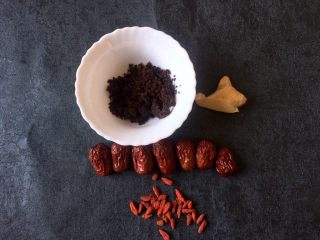 1、养生之姜汁红糖水,将红糖,苟记,生姜,红枣准备好