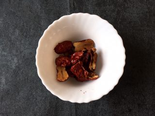 3、养生之姜汁红糖水,将红枣洗净后切开去核用碗装起来