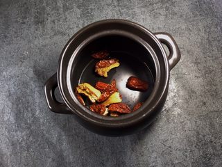 5、养生之姜汁红糖水,准备一个煲汤的将红枣放入煲中