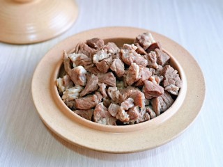 4、冬日暖心菜 罗宋浓汤,淋干水分放入盘中备用。