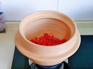 6、冬日暖心菜 罗宋浓汤,起油锅，加入切好的番茄小火翻炒，炒至番茄变软，加入番茄酱翻炒3分钟。