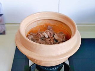 7、冬日暖心菜 罗宋浓汤,再加入焯水的牛肉块，翻炒均匀，再加入纯净水，适当多一点水，一定要一次加足水。中途不要加水，那样影响牛肉的口感。