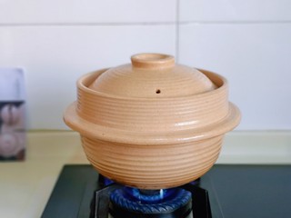 12、冬日暖心菜 罗宋浓汤,盖上盖子，中火烧开，再转小火慢炖30分钟，用这个土锅做牛肉真是太赞了，特别省时间，30分钟口感鲜嫩且不柴。