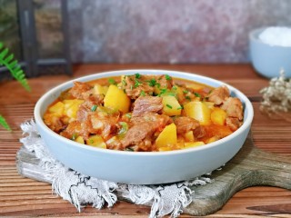 16、冬日暖心菜 罗宋浓汤,盛出装盘，撒上葱花。