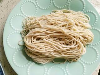 1、鸡丝凉面,买的鲜面条，我这是一人份的量。(挂面也行)。