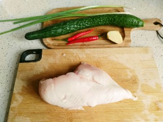 2、鸡丝凉面,材料非常简单，如图所示。