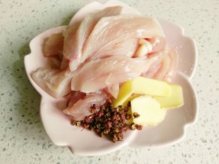 3、鸡丝凉面,切成长条，方便手撕。姜和花椒焯水使用。