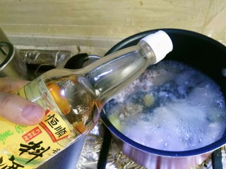 4、鸡丝凉面,一定要放料酒，去腥。鸡肉非常好熟，水开后3到4分钟即可。