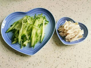 6、鸡丝凉面,黄瓜切丝，鸡肉顺着纹路撕成鸡丝。