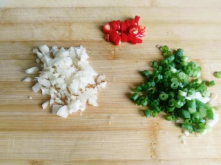 7、鸡丝凉面,蒜蓉、葱花、小尖椒切好备用。