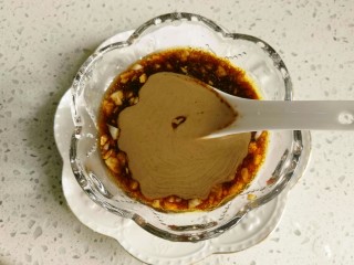 8、鸡丝凉面,蒜蓉、白糖、生抽、盐、鸡精、芝麻酱、凉白开4汤匙调酱汁。