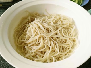 10、鸡丝凉面,面条煮熟过凉水捞出即可。