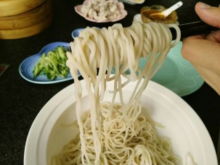 11、鸡丝凉面,用筷子卷起，如图。