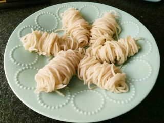 12、鸡丝凉面,摆盘。(这步也可省略直接开拌)