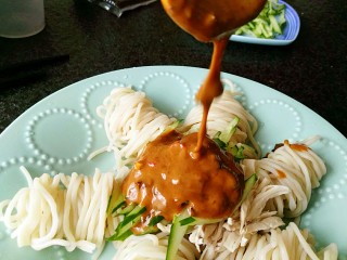 13、鸡丝凉面,码入黄瓜丝、鸡丝并淋入酱汁。