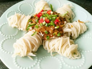 14、鸡丝凉面,没有食欲的你看到这一份鸡丝凉面有没有味口大开呀????