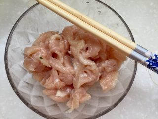 2、吃鸡+蚝香西葫芦炒鸡胸,鸡胸肉切片加入适量料酒一点生抽少许蚝油,一点白胡椒粉少许生姜粉少许生粉拌匀腌制十分钟,再加入少许食用油拌匀