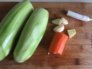 3、吃鸡+蚝香西葫芦炒鸡胸,西葫芦胡萝卜去皮清洗,蒜剥皮姜去皮并葱白清洗备用