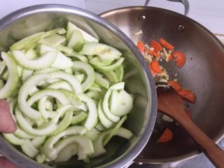 8、吃鸡+蚝香西葫芦炒鸡胸,加入西葫芦,翻炒变软